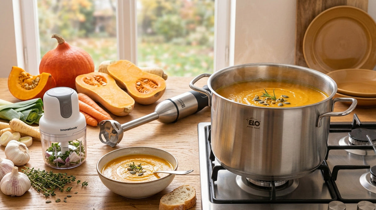 Faitout inox, mixeur plongeant et légumes d'automne sur un plan de travail pour cuisiner une soupe maison